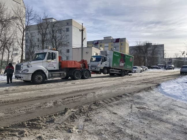 Процесс эвакуации грузового транспорта Эвакуация фуры после ДТП