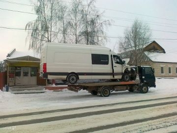Эвакуацию автомобиля на погрузчике