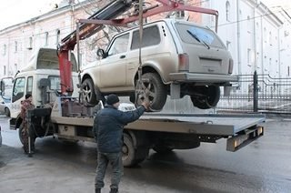 Эвакуация машины на погрузчике
