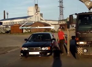 Изображение процесса эвакуации черного автомобиля.